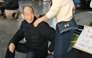 世界杯手机观看-长沙公园惊现 “老年服务圈”！低价刚需服务，姑娘边服务边唠嗑