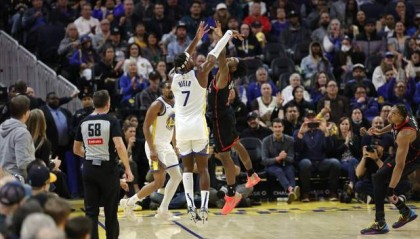 世界杯手机观看-心态失衡！勇士最多落后30分：库里16中6仅16分，老板双手抱头